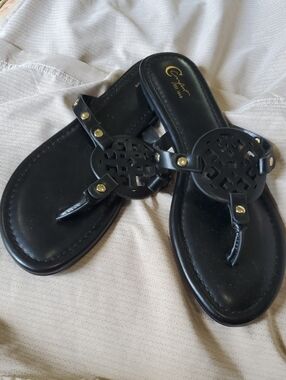 C est 1946 Comfort Plus Black Thong Sandals with Gold Accents Size 11